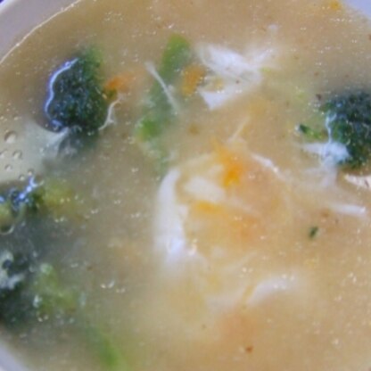 (*^▽^*)ブロッコリーと卵が緑と黄色に揺れて奇麗なスープで、美味しく楽しくいただきました。ごちそう様！